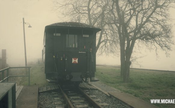 Abfahrbereiter Zug in der Station Bocksthal