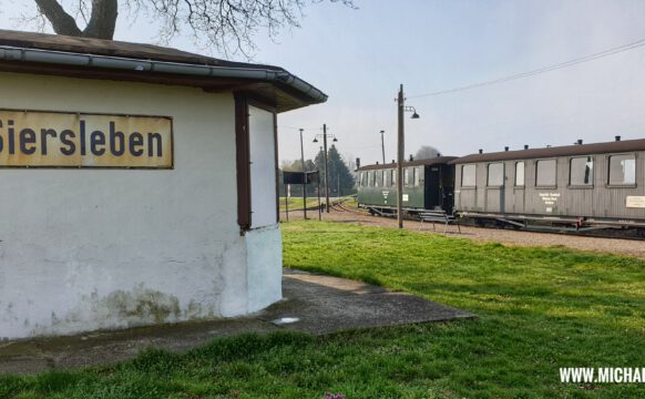 Das Bahnhofsgebäude Siersleben liegt direkt im Gleisdreieck