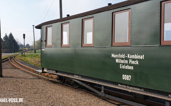 Zug wartet in Siersleben auf die Abfahrt nach Hettstedt