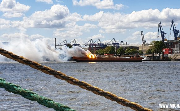 Hafengeburtstag in Hamburg: Rettungsübung auf der Elbe