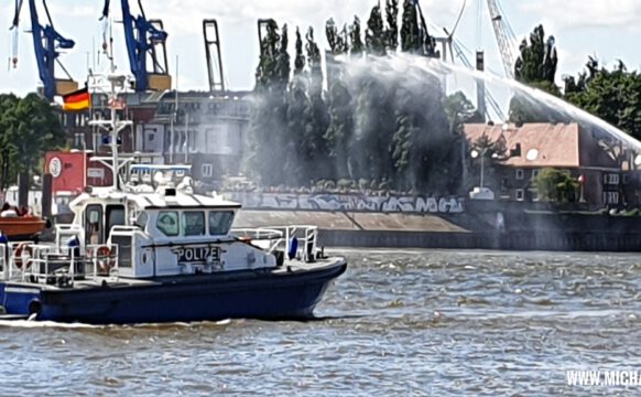 Hafengeburtstag in Hamburg: Rettungsübung auf der Elbe