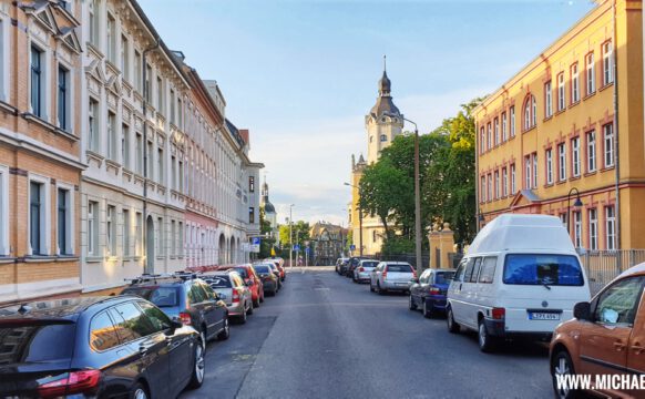 Hans-Driesch-Straße mit Blick auf das Rathaus Leutzsch