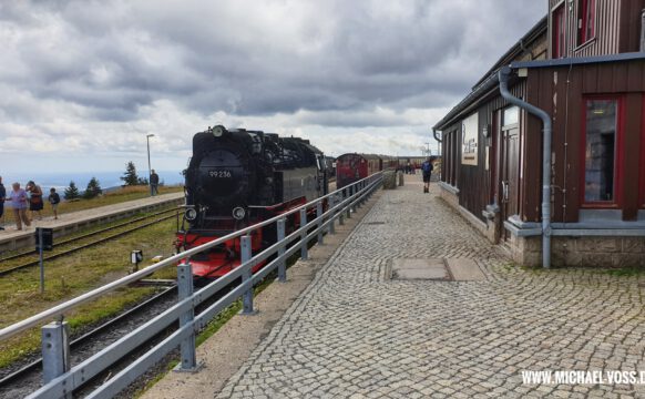 Brockenbahnhof mit zwei Personenzügen
