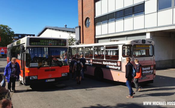 Stadtbus (links, Daimler-Benz O 405) und Schnellbus ( Daimler-Benz O 305) am ehemaligen Straßenbahndepot Kronskamp