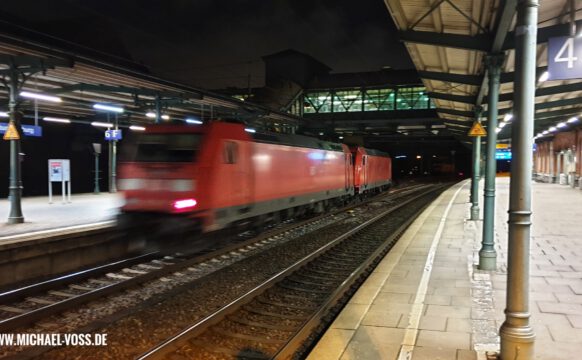 Lokdurchfahrt im Bahnhof Hamburg-Harburg