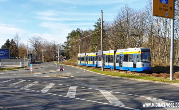 Die Leipziger Straßenbahn fährt in Schkeuditz als Stadtbahn auf eigener Trasse