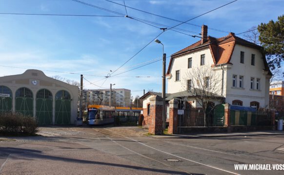 Straßenbahnendstelle in Schkeuditz mit historischem Depot
