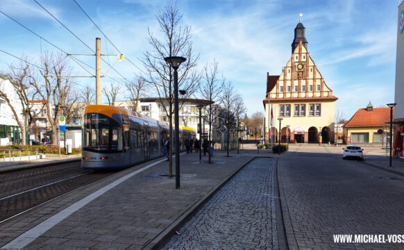 Marktplatz von Schkeuditz mit abfahrbereiter Straßenbahn