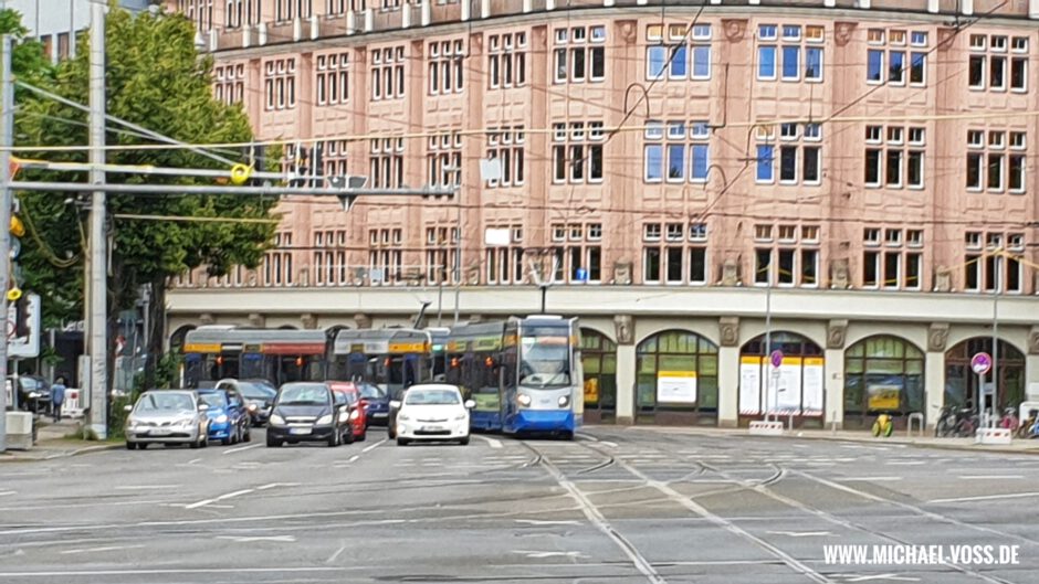 Umgeleitete Straßenbahn kommt aus das Pfaffendorfer Straße - im normalen Betrieb biegen die Bahnen hier ab in die rechts befindliche derzeit gesperrte Haltestelle Goerdelerring