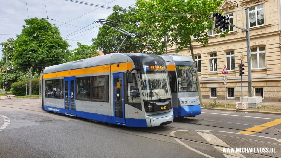 Tram 15 und 3E auf Umwegen am Nordplatz - die rechts abbiegende Straße wird normalerweise im Linienbetrieb nicht genutzt
