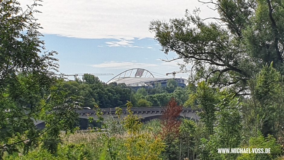 Blick vom Westufer des Elsterbeckens über die Landauer Brücke auf die Red Bull Arena