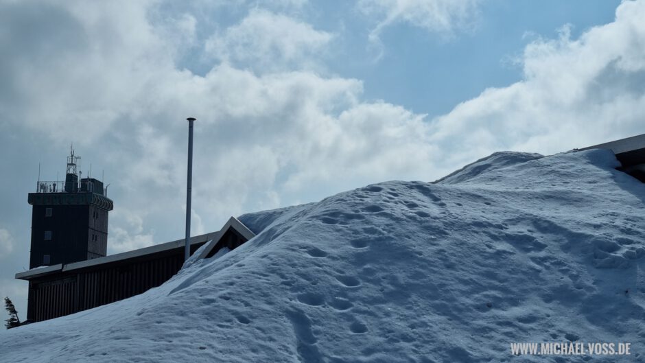 Ende März 2021 reicht der Schnee an einigen Stellen noch bis zum Dach