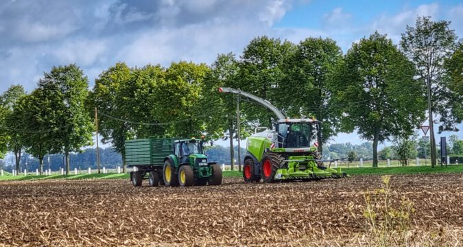 Lehr- und Versuchsgut Köllitsch: Landmaschinen auf dem Feld